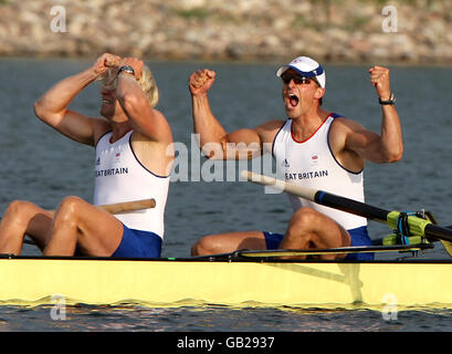 Les rameurs de Grande-Bretagne Andrew Triggs Hodge (à gauche) et Pete Reed réagissent après avoir remporté l'or dans les fours sans coxin des hommes au parc olympique de fauchage-canoë de Shunyi pendant les Jeux Olympiques de Beijing en 2008 en Chine. Banque D'Images