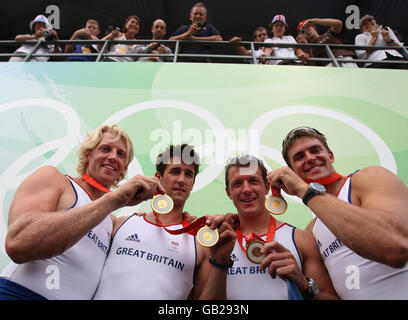 Les rameurs de la Grande-Bretagne (de gauche à droite) Andrew Triggs Hodge, Tom James, Steve Williams et Pete Reed, montrent leurs médailles après avoir remporté l'or lors de la finale masculine des quatre finales au parc olympique d'aviron-canoë de Shunyi pendant les Jeux Olympiques de Beijing en 2008, en Chine. Banque D'Images