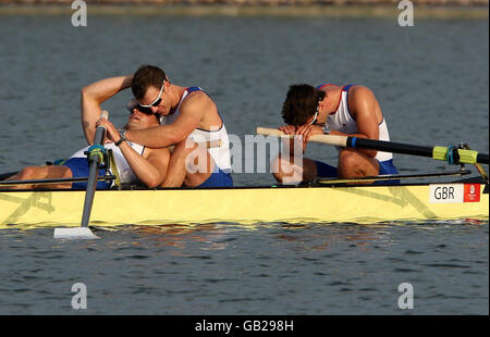 Les rameurs de la Grande-Bretagne (de gauche à droite) Pete Reed, Steve Williams et Tom James réagissent après avoir remporté l'or dans les fours sans coxin des hommes au parc olympique de fauchage-canoë de Shunyi pendant les Jeux Olympiques de Beijing en 2008, en Chine. Banque D'Images