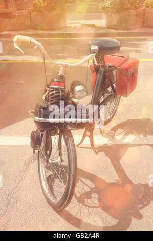 Vintage bicycle dans la rue avec des feux de bokeh. Banque D'Images