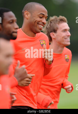 Thierry Henry et Aleksandr Hleb de Barcelone sont tous souriants formation Banque D'Images