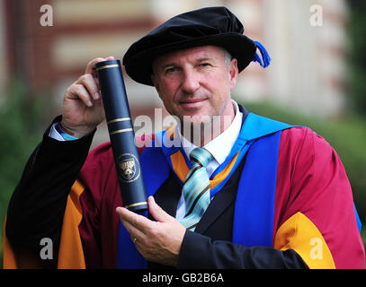 Sir Ian Botham, 52 ans, reçoit son doctorat honorifique en sciences du sport de la Leeds Metropolitan University, Leeds. Banque D'Images