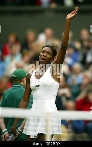 Tennis - Wimbledon 2003 - semi-finale, venus Williams contre Kim Clijsters.Une Vénus Williams épuisée se déferle devant de la foule après la victoire en demi-finale contre Kim Clijsters Banque D'Images