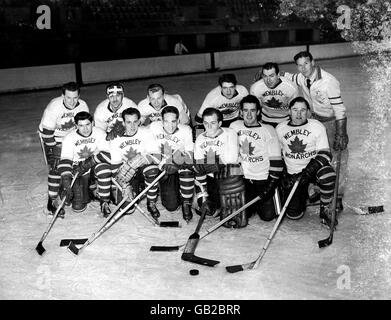 Groupe d'équipe des monarques Wembley : (au dernier rang, l-r) Don Thomson, Sonny Rost, Red Kurz, Roy Thompson,Frank Trottier, Alec Archer; (première rangée, l-r) Jean LaFortune, Kid Kuppi,Les Anning, Sembby Mason, Mac McLachlan, George Beach Banque D'Images