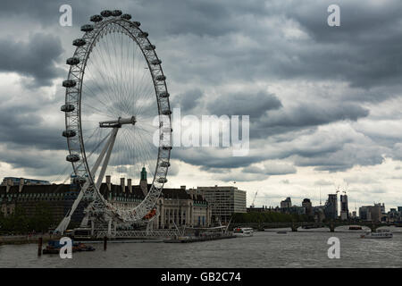 Le London Eye, grande roue, sur la rive sud UK Banque D'Images