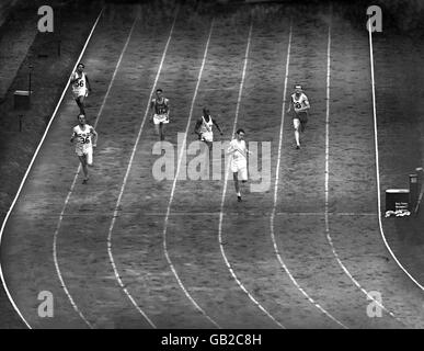 Chauffer 4 du deuxième tour du 200m masculin.Melvin 'Mel' Patton des États-Unis a gagné de la voie 5, suivi par Alastair McCorquodale (deuxième à gauche) en Grande-Bretagne.Rafael Fortun Chacon de Cuba était troisième (voie 4). Banque D'Images