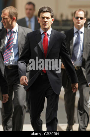 Le secrétaire aux Affaires étrangères David Miliband (au centre) arrive à sa résidence officielle à Carlton Gardens, Londres, pour une rencontre avec le ministre italien des Affaires étrangères Franco Frattini. Banque D'Images