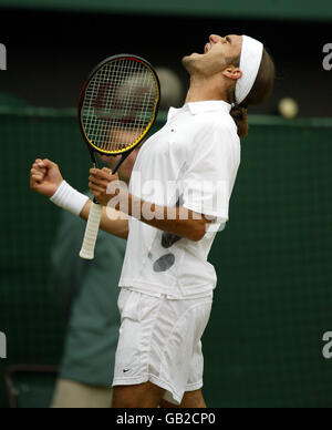 Tennis - Wimbledon 2003 - semi-finale, Andy Roddick contre Roger Federer.Roger Federer célèbre la réalisation de la finale Banque D'Images