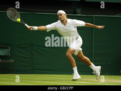 Tennis - Wimbledon 2003 - semi-finale, Andy Roddick contre Roger Federer. Roger Federer revient à Andy Roddick Banque D'Images