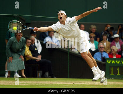 Tennis - Wimbledon 2003 - Demi-finale, Roger Federer, Andy Roddick v Banque D'Images