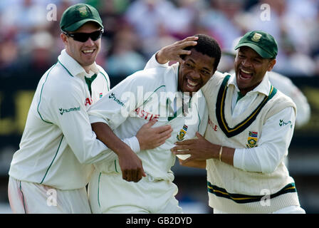 Le Makhaya Ntini d'Afrique du Sud célèbre avec ses coéquipiers AB de Villiers et Aswell Prince après avoir rejeté Ian Bell en Angleterre pour 20 courses lors du troisième Test Match à Edgbaston, Birmingham. Banque D'Images