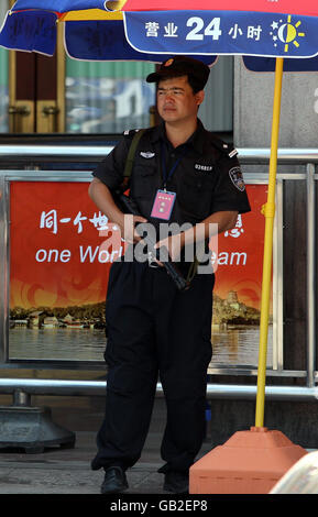 Des policiers armés à l'entrée de la gare principale de Beijing, Beijing, Chine. Banque D'Images