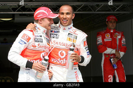 Lewis Hamilton, en Grande-Bretagne, célèbre son positionnement en pole position avec Heikki Kovalainen en Finlande, alors que Felipe Massa, au Brésil, regarde (à droite) lors des qualifications au Hungaroring, à Budapest, en Hongrie. Banque D'Images