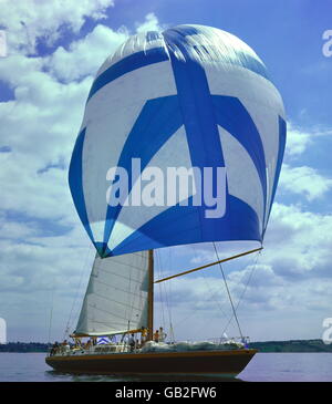 Nouvelles photos AJAX.1977. SOLENT, en Angleterre. - Location de bateaux - PROPAGANDE (AUS) UNE CONCEPTION RADICALE DE LA PLANCHE À DESSIN DE BOB MILLER (BEN LEXCEN) PRENANT PART À LA COURSE DU CANAL. PHOTO:JONATHAN EASTLAND/AJAX REF:703998/propagande. Banque D'Images