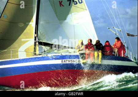 Nouvelles photos AJAX.1985. SOLENT, en Angleterre. - FASTNET RACE - PATRICK DANS LE RUGUEUX ALLER AU DÉBUT DE LA COURSE DE 605 KM DE COWES À VIA PLYMOUTH FASTNET ROCK. PHOTO:JONATHAN EASTLAND/AJAX. REF:853653/LUTZ/FASTNET. Banque D'Images