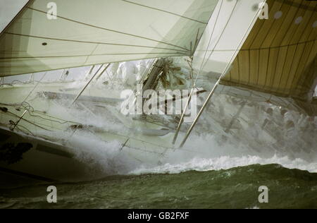 Nouvelles photos d'AJAX. 1985. SOLENT, en Angleterre. - FASTNET RACE START - SIMON LE BON TAMBOUR DE LA PLANTE À TRAVERS UNE MER LOURDE AU DÉBUT DE LA COURSE DE 605 MILLES. Quelques heures plus tard, LE YACHT A PERDU SA quille et a chaviré au large de la côte du Devon. Tous à bord ont été sauvés. PHOTO:JONATHAN EASTLAND/AJAX. REF:853649/TAMBOUR/FASTNET. Banque D'Images