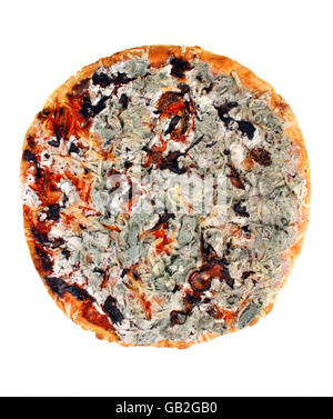 Vieille pizza moisi sur un fond blanc. L'intoxication alimentaire Banque D'Images