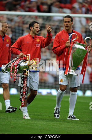 Football - amical - Manchester United / Juventus - Old Trafford.Ryan Giggs de Manchester United et Rio Ferdinand avec le trophée de la Ligue des champions et le Trophée de la Ligue des Barclays Premier Banque D'Images