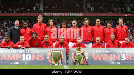 Manchester United s'aligne avec les trophées de la Premier League et de la Champions League avant le match amical d'avant-saison à Old Trafford, Manchester. Banque D'Images