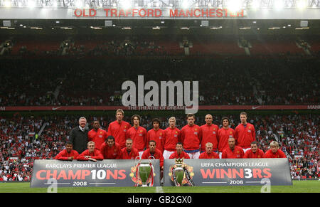 Manchester United s'aligne avec les trophées de la Premier League et de la Champions League avant le match amical d'avant-saison à Old Trafford, Manchester. Banque D'Images