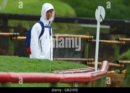 William Fox-Pitt, de l'équipe de trois jours de Grande-Bretagne, qui s'éveille au saut en eau tout en marchant sur le parcours sous une forte pluie au Beas River Equestrian venue, à Hong Kong. Banque D'Images