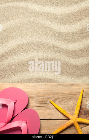 Concept d'été rose avec des tongs et plage de sable de mer sur jaune Banque D'Images