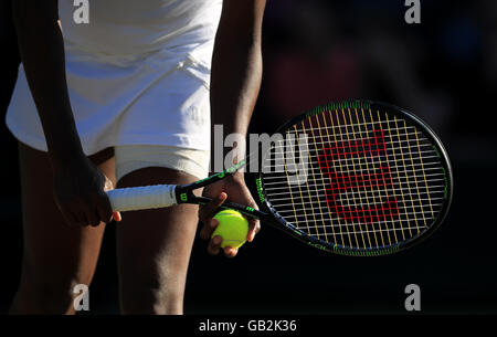 Détail de venus Williams en action lors de son double match avec sa sœur Serena Williams le huitième jour des Championnats de Wimbledon au All England Lawn tennis and Croquet Club, Wimbledon. Banque D'Images