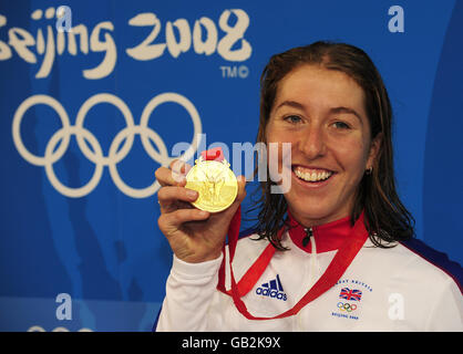 Nicole Cooke en Grande-Bretagne avec sa médaille d'or à la suite de sa victoire dans la course de la route des femmes aux Jeux Olympiques de Beijing en 2008 à Beijing, en Chine. Banque D'Images