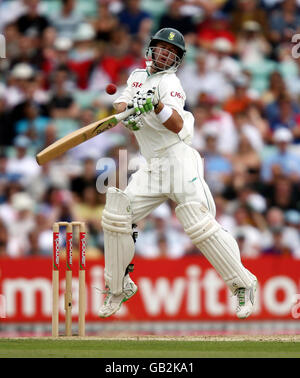 Cricket - quatrième test de npower - quatrième jour - Angleterre contre Afrique du Sud - le Brit Oval.L'AB de Villiers d'Afrique du Sud est frappé par un rebondissant d'Andrew Flintock d'Angleterre lors du quatrième Test au Brit Oval, Londres. Banque D'Images