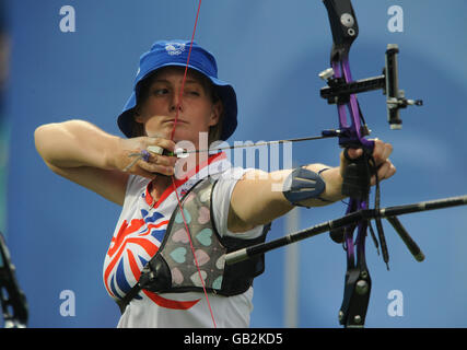 Naomi Folkard, en Grande-Bretagne, en action dans le cadre de la compétition de l'équipe féminine au terrain de tir à l'arc vert olympique de Beijing. Banque D'Images