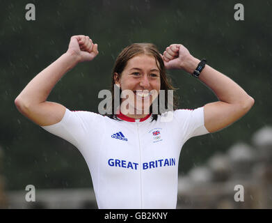 Nicole Cooke célèbre après sa victoire dans la course de la route des femmes aux Jeux Olympiques de Beijing. Banque D'Images