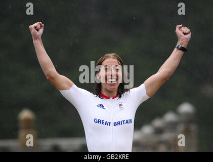 Nicole Cooke, en Grande-Bretagne, célèbre après sa victoire dans la course sur la route des Womens aux Jeux Olympiques de Beijing en 2008 à Beijing, en Chine. Banque D'Images