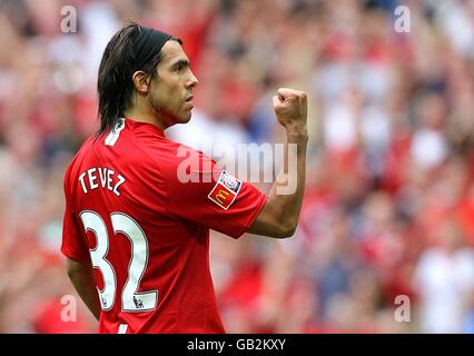 Football - Community Shield - Portsmouth / Manchester United - Wembley Stadium.Carlos Tevez, de Manchester United, célèbre les scores lors de la fusillade de la pénalité Banque D'Images