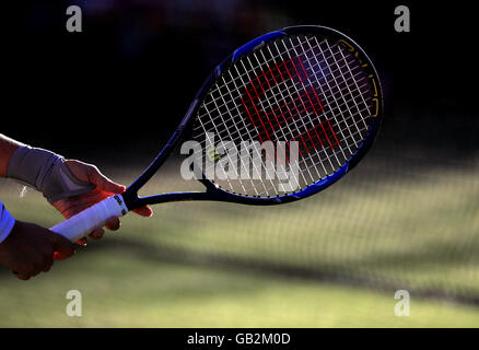 Détail en tant que joueur est titulaire d'une raquette de tennis Wilson le huitième jour du tournoi de Wimbledon à l'All England Lawn Tennis et croquet Club, Wimbledon. ASSOCIATION DE PRESSE Photo. Photo date : mardi 5 juillet 2016. Voir l'histoire de Wimbledon TENNIS PA. Crédit photo doit se lire : John Walton/PA Wire. RESTRICTIONS : un usage éditorial uniquement. Pas d'utilisation commerciale sans l'accord préalable écrit de l'. PROFILS TÊTES L'utilisation de l'image fixe seulement - pas d'images en mouvement pour émuler la diffusion. Pas de superposition ou l'enlèvement de parrain/ad logos. Appelez le  +44 (0)1158 447447 pour de plus amples informations. Banque D'Images