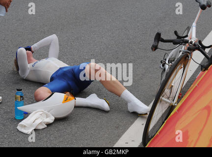 Nicole Cooke, en Grande-Bretagne, s'effondre à la suite du procès individuel des femmes au cours de cyclisme sur route des Jeux Olympiques de Beijing en 2008 à Beijing, en Chine. Banque D'Images