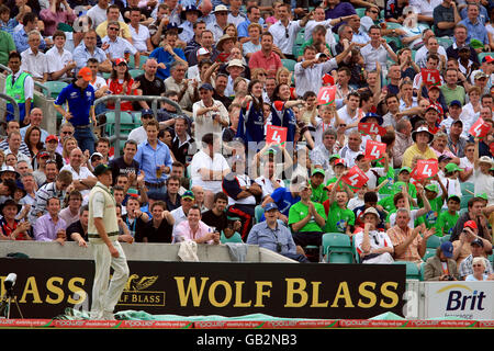Cricket - npower quatrième Test - première journée - Angleterre / Afrique du Sud - The Brit Oval.Les fans d'Angleterre célèbrent une frontière alors que Morne Morkel, en Afrique du Sud, recueille le ballon Banque D'Images