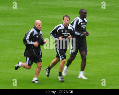 Football - Newcastle United Open Day - St James' Park.Michael Owen de Newcastle est de retour en formation avec Abdoulaye Faye (à droite) lors d'une journée portes ouvertes au parc St James' Park, Newcastle. Banque D'Images