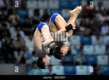 Tom Daley (à droite) et son partenaire Blake Aldridge participent aux finales de la plate-forme de 10 m synchronisées des hommes au Centre aquatique national lors des Jeux Olympiques de Beijing en 2008 à Beijing, en Chine. Banque D'Images