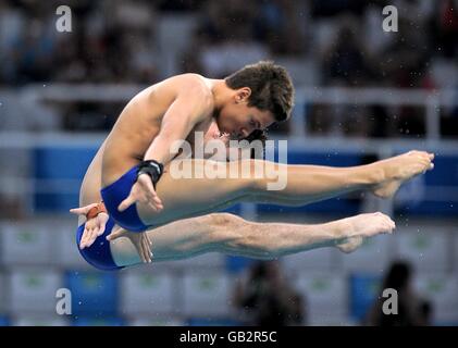 Tom Daley et son partenaire Blake Aldridge participent aux finales de la plate-forme de 10 m synchronisées des hommes au Centre National Aquatics lors des Jeux Olympiques de Beijing en 2008 à Beijing, en Chine. Banque D'Images