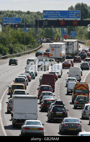 La circulation s'effectue à la sortie 15 de la M25 après que le militant Geoffrey Hibbert, qui était censé être lié à Pères 4 Justice, habillé comme Batman sur un portique au-dessus de l'autoroute près de l'aéroport de Heathrow, Londres. Banque D'Images