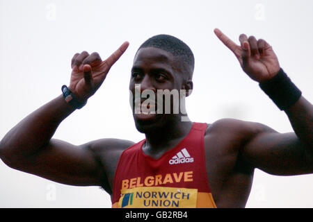 Athlétisme - essais des Championnats du monde AAA de l'Union de Norwich. Dwain Chambers célèbre la victoire de la finale de 100 M. Banque D'Images