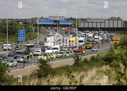 Les services d'urgence arrivent sur les lieux où le militant Geoffrey Hibbert, censé être lié à Pères 4 Justice, habillé comme Batman et monté un portique sur la M25 près de l'aéroport de Heathrow, Londres. Banque D'Images