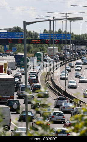 Les services d'urgence arrivent sur les lieux où le militant Geoffrey Hibbert, censé être lié à Pères 4 Justice, habillé comme Batman et monté un portique sur la M25 près de l'aéroport de Heathrow, Londres. Banque D'Images