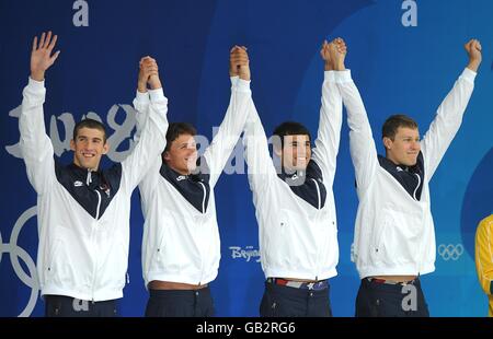 Michael Phelps, Ryan Lochte, Ricky Berens et Peter Vanderkaay des États-Unis (l-r) attendent de recevoir leurs médailles d'or pour la finale du relais freestyle 4x200m des hommes au National Aquatics Center le 5 e jour des Jeux Olympiques de 2008 à Beijing. Banque D'Images