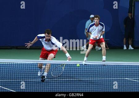 Andy et Jamie, de la Grande-Bretagne (à gauche) Murray en action pendant Leur deuxième tour double masculin contre Arnaud Clément en France Et Michael Llodra Banque D'Images