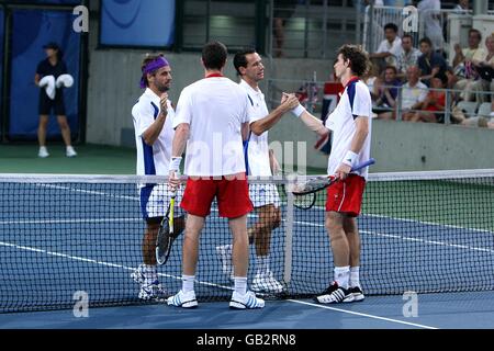 Andy (à droite) et Jamie Murray, de la Grande-Bretagne, se bousculer Arnaud Clément (à gauche) et Michael Llodra après celui de leurs hommes Double le deuxième tour Banque D'Images