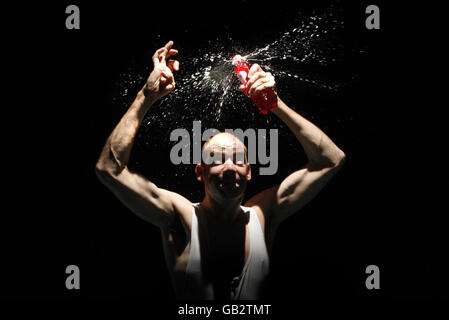 Eric Koller interprète son Water Ballet lors d'un photocall pour promouvoir son spectacle du Festival Ediunburgh Fringe au Hill Street Theatre d'Édimbourg. Banque D'Images