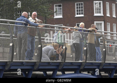 Marsouin en Irlande du Nord.Une foule se rassemble pour observer un marsouin dans la rivière Bann sous le vieux pont de Coleraine, en Irlande du Nord. Banque D'Images