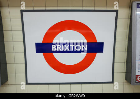 La plate-forme signe pour la station de métro de Brixton à Londres, en Angleterre. Banque D'Images