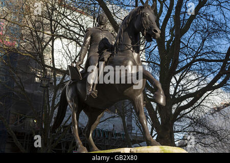 Statue du Roi George III de Pall Mall à Londres, en Angleterre. Le roi monte un cheval. Banque D'Images
